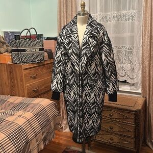 NWT 🌺🌺Black & White Patterned Women's Coat size L